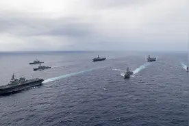 美军双航母合体，迫近东海，山东舰北上穿越台海，解放军出其不意图片
