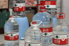 辽宁一宝妈，拿废弃的矿泉水桶，自制生态鱼缸，引来无数人效仿图片