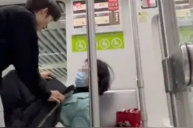 女子地铁占座“盖被”劝阻，地铁暖男走红网络，本人回应：要让阿姨知道占座不对图片