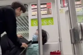 女子地铁占座“盖被”劝阻，地铁暖男走红网络，本人回应：要让阿姨知道占座不对图片