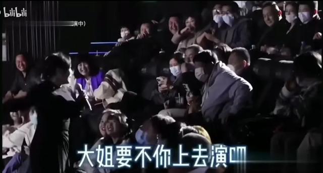 这届年轻人,流行全国巡回洗头