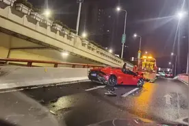 事发上海延安高架！两车凌晨激烈碰撞，兰博基尼严重受损，路上散落大量碎片图片
