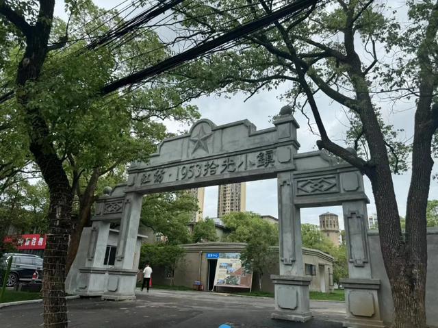 江纺1953拾光小镇出片率100%,红砖水塔秒回复古年代