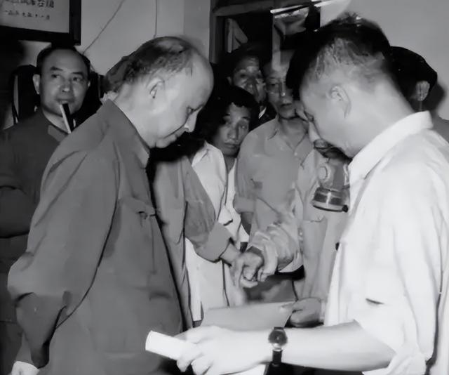 1958年苏联卫星脱轨，预计坠落中国，钱学森凭一道火光算出坠毁点