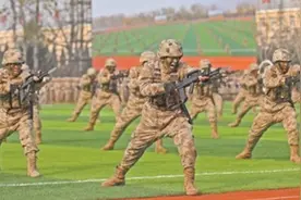 北部战区海军某训练基地引导新兵走好军旅第一步——兵之初：点燃为荣誉奋斗的火种图片