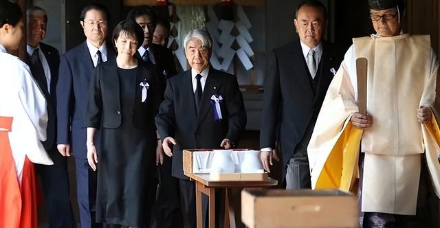 高市没有想到，先等来的不是日本登上钓鱼岛，福建号航母突然北上