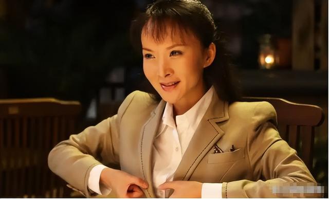 吃里扒外！定居美国13年，回国捞金惨遭“驱逐”，52岁活成了笑话