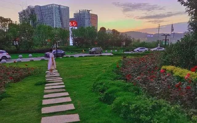 我52岁跟老公异地分居在厂里上班，耐不住寂寞，每天晚上出去散步