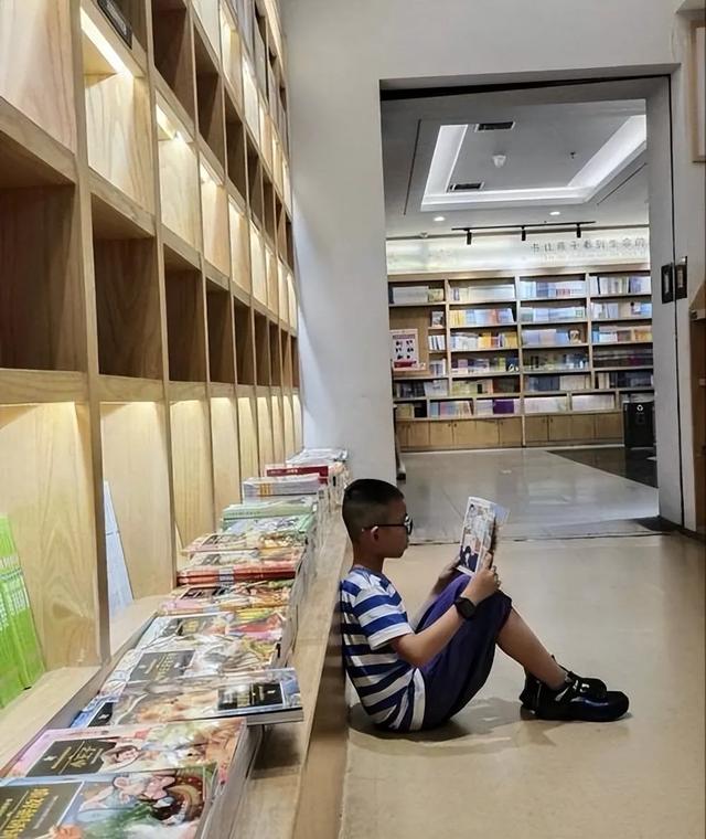今年三伏天有点怪：北边装空调 南边下大雨 商场人挤人 人都不敢出门