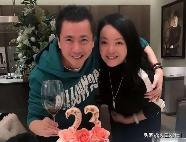 王中磊破产，携全家搬出庄园住进别墅，老婆愁眉苦脸被迫接受降级