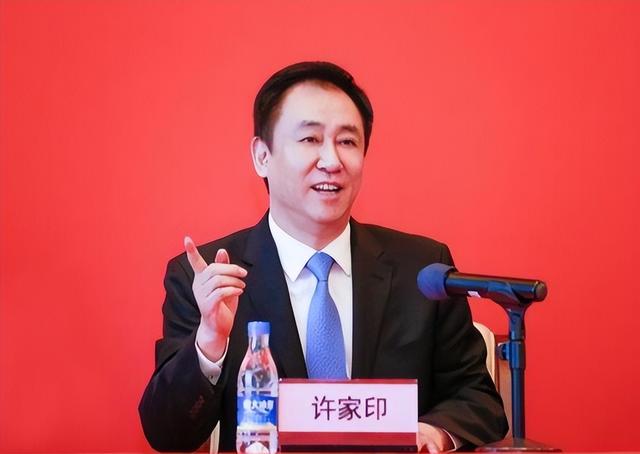 被曝藏身美国4个月，恒大前总裁再迎坏消息，许家印最后希望破灭