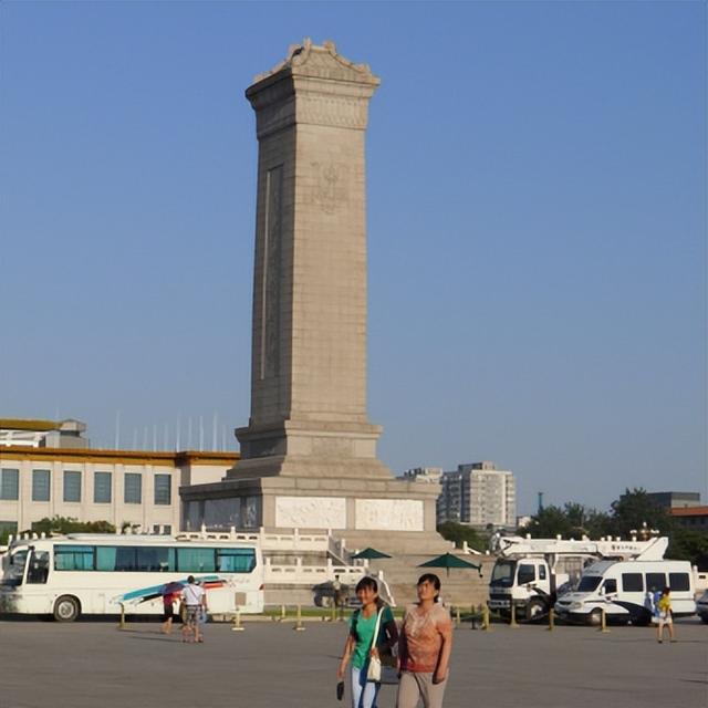 为什么毛泽东不允许英雄纪念碑碑文中提及“中国共产党”？