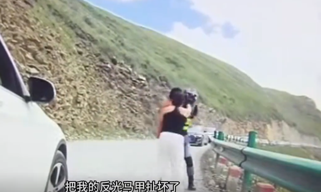 奔驰女已社死，逆行后辱骂威胁骑手，警方通报，正脸曝光太丢人