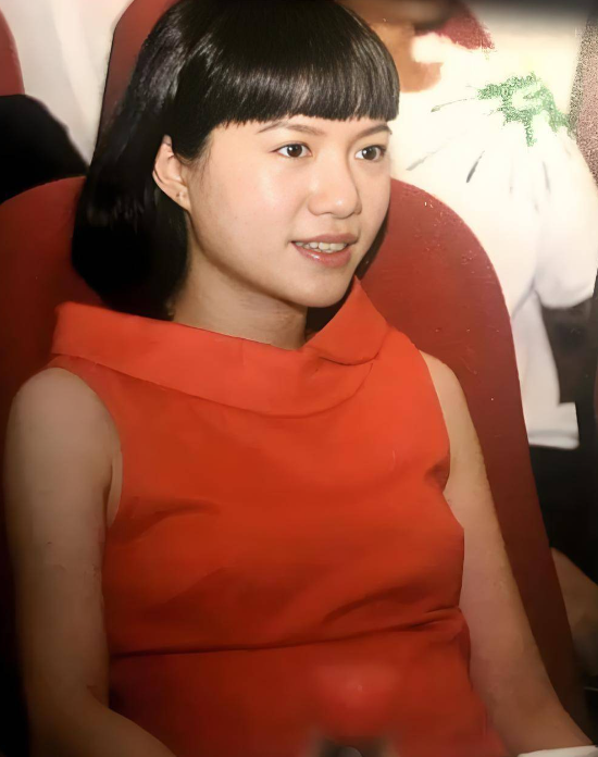 没想到，杨振宁去世后	，49岁妻子翁帆，竟因一个动作实现口碑暴涨