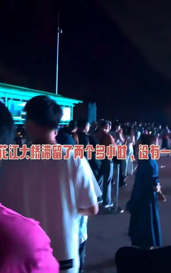 激增爆满，游客滞留！当地人懵了：活这么久，第一次限流！著名景点将看一次少一次？
