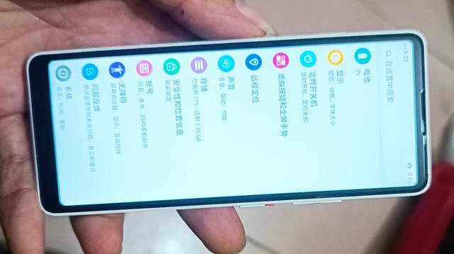 长条造型像遥控器，这款国产小众智能机，定制系统更好用