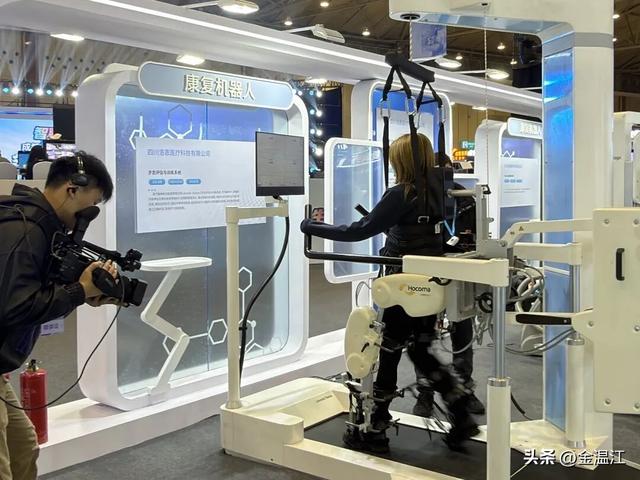 未来智慧养老有多酷？来看看“温江造”机器人大展演→