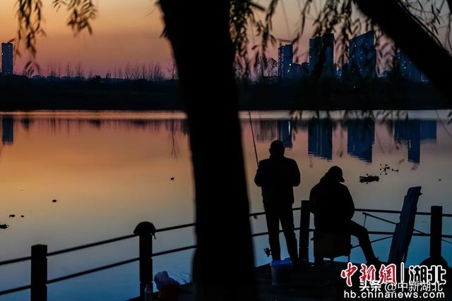 湖北随州晚霞宜人 市民乐享好时光