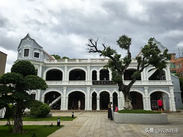 我看到以国家的名义纪念一个人！在一个从小学中学上到大学的村子
