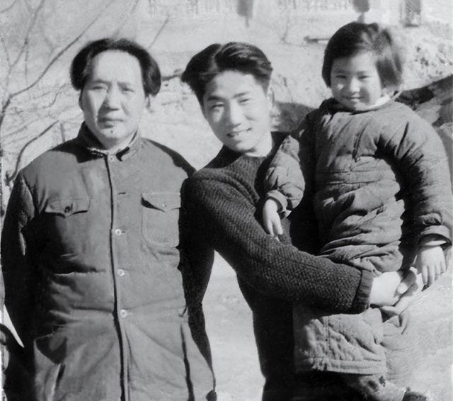毛岸英喊了声“朱德同志”，毛主席生气拍桌子：连我都要叫老总