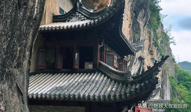 这座浙江千年古刹太震撼了，门票5元，藏在悬崖峭壁，一眼就爱上