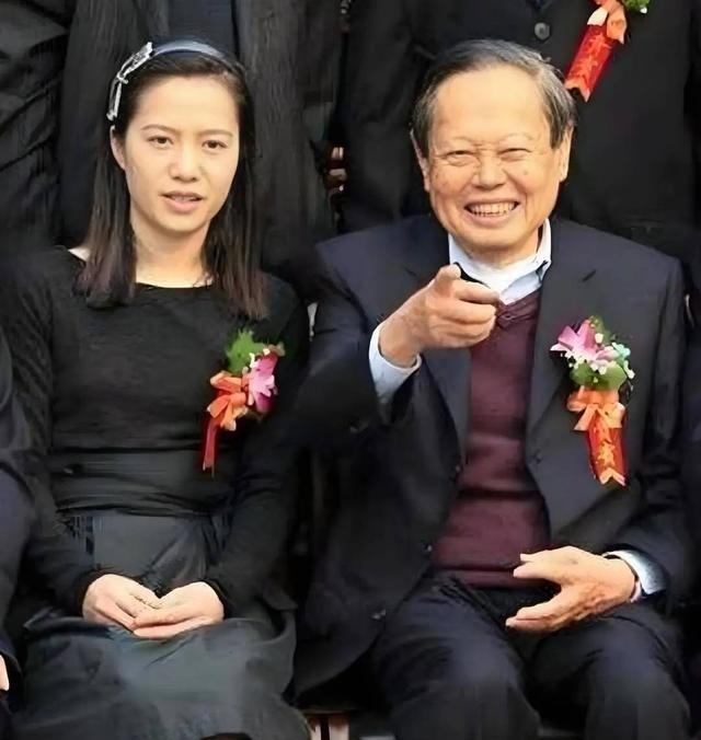 杨振宁去世后，翁帆再发文，49岁无子女的她，早已被安排好了后路