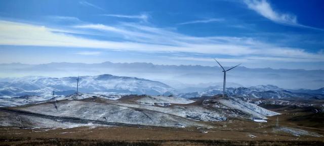 车拉草原：风与山的蓝白私语