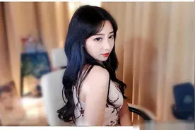 不堪入目！女主播忘关摄像头，换衣全过程被直播！图片