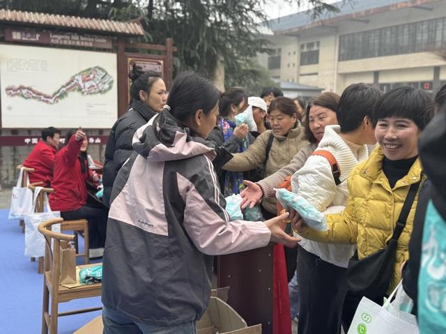 重阳登高赏红叶！这座山被河南交通广播听众的热情点燃！