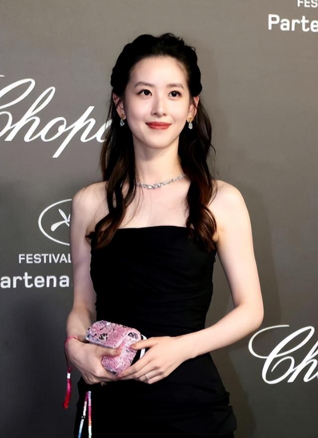 官媒发文，揭开31岁章泽天真实处境，刘强东真没看走眼