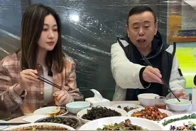 67岁潘长江在重庆，与女儿潘阳吃重庆火锅，被民众围观，毫无架子图片