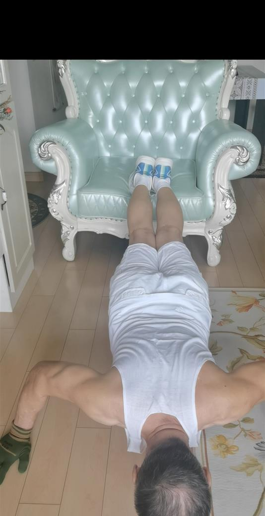 70岁大爷坚持俯卧撑十年，胸围突破112cm的秘诀！