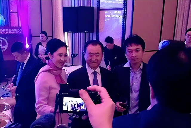 71岁王健林现身新疆，近照骨瘦如柴，王思聪却在国外和女友狂欢