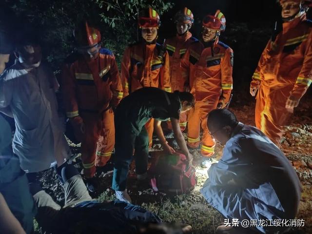 结伴登山被“刺客”追着咬！一成年男子倒地昏迷