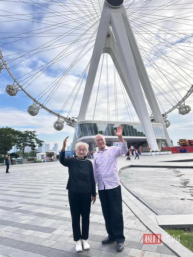 年轻时是英雄，年老时是榜样，90岁老人自驾游，