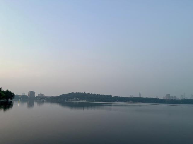 晨观玄武湖