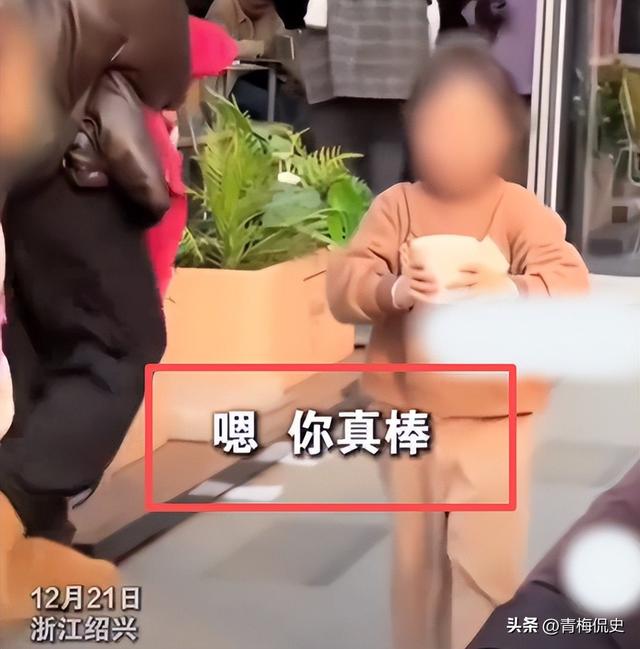 女孩打翻水杯后续：母亲正脸被扒，疑出言反驳网友，丢人丢到国外