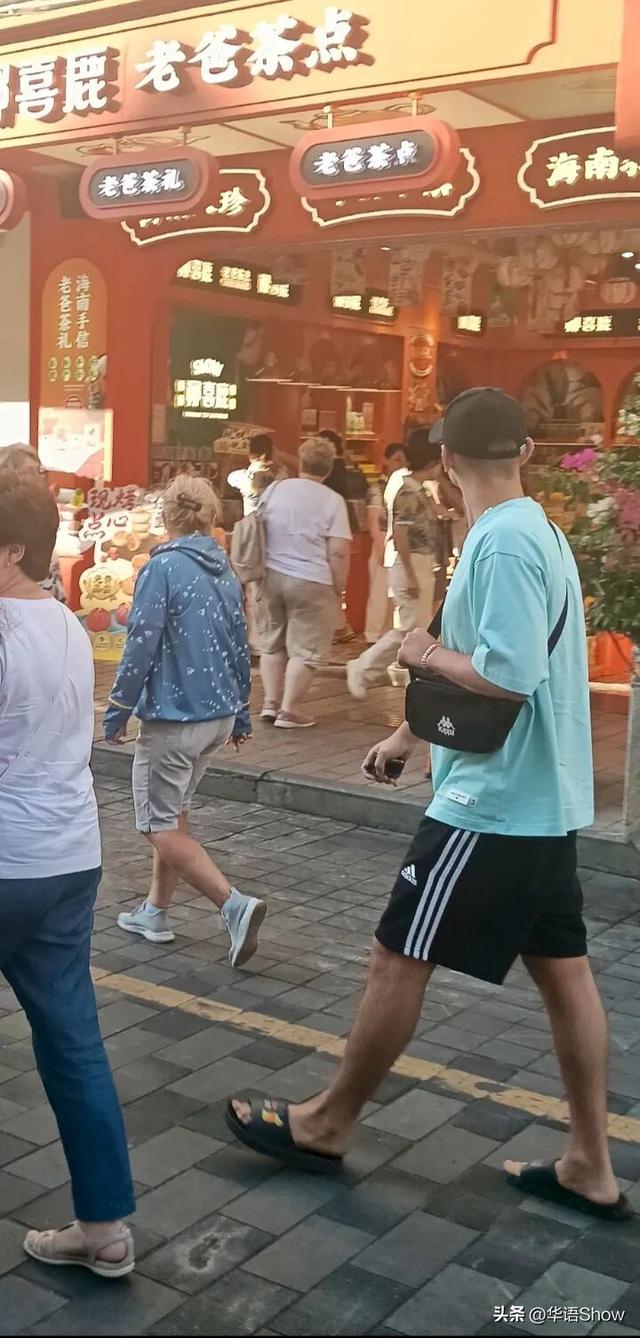 封关前瞻丨海口骑楼老街冬日景象：满眼都是外国人