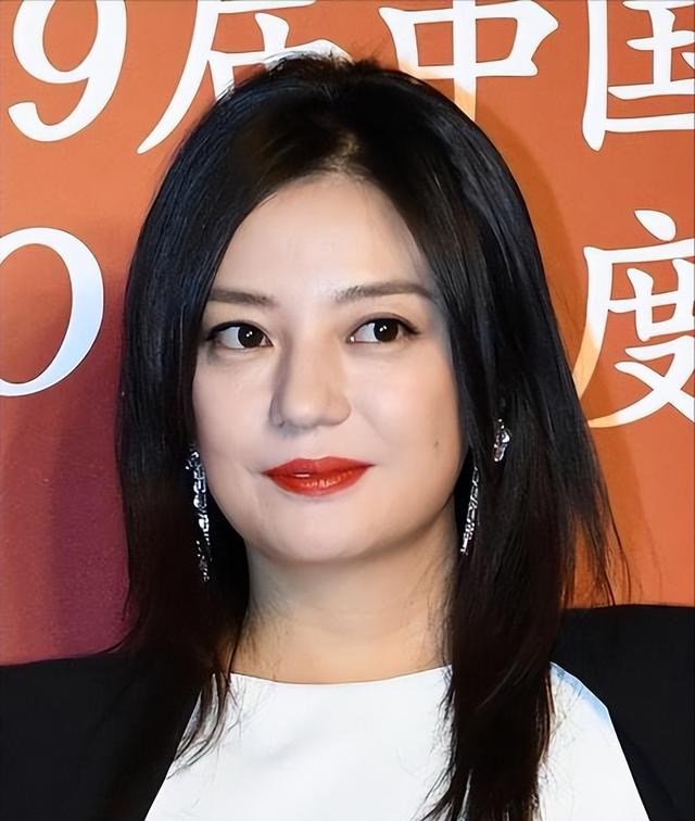 翻身无望！49岁赵薇近况再曝	，胃癌传闻真相大白，脸垮皮衰无星气