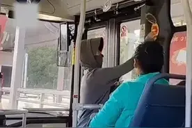 公交车“女流氓”现身，司机怒斥其行为，这种人你真的见过吗？图片