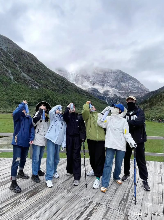 人山人海只看不买，年轻人报复性白嫖，景区赚不到钱了？