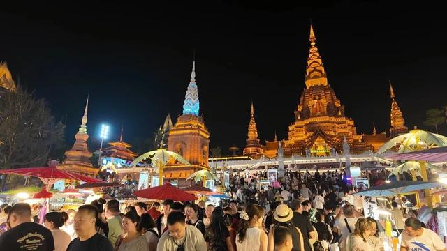 【我在西双版纳过大年】告庄西双景景区年味浓 星光夜市与烟花秀点亮夜空