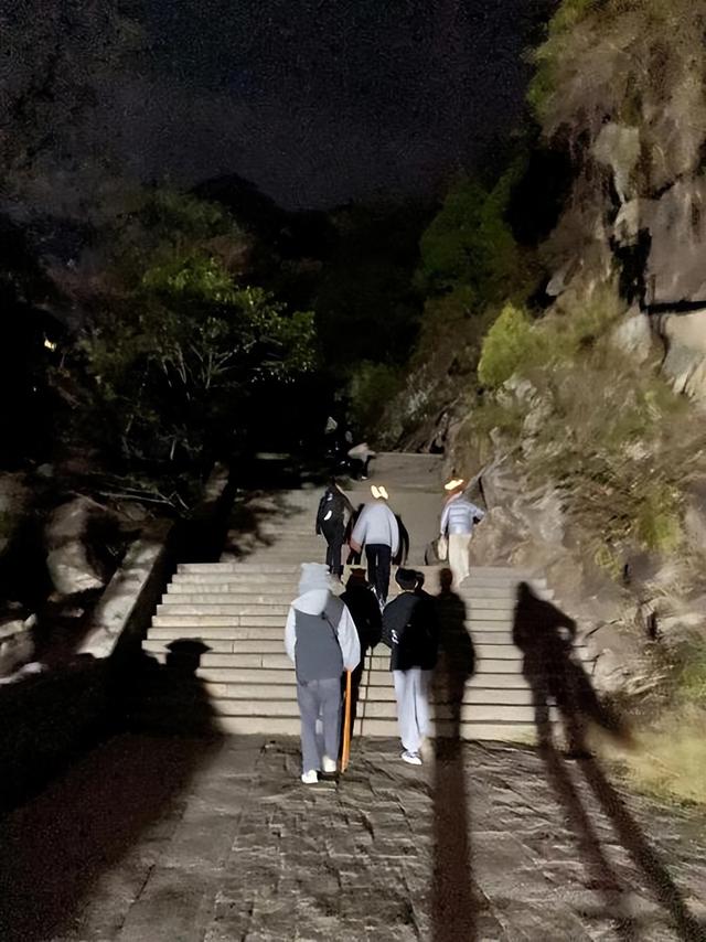 泰山失联20天小伙半月前找到！遗体藏200米悬崖缝，最后画面曝光