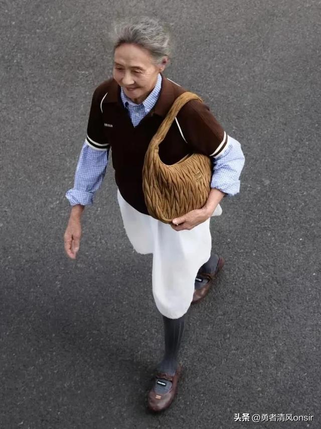 吴彦姝北京被偶遇，她包上挂着labubu好潮，87岁依旧优雅迷人