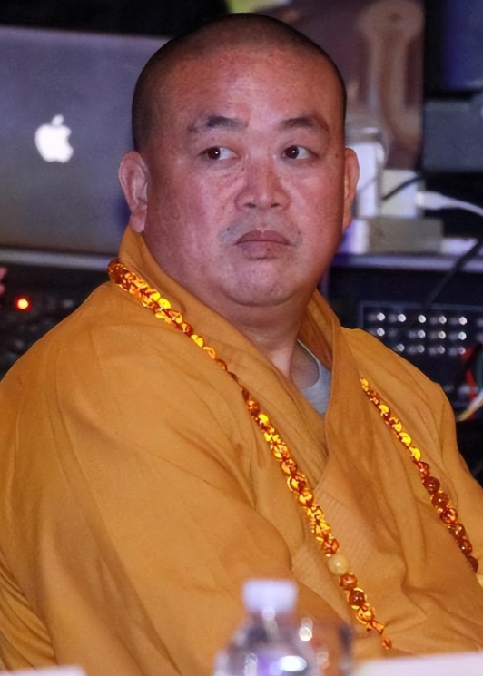 不查不知道一查吓一跳，掌管少林寺38年的释永信，私下到底多享受