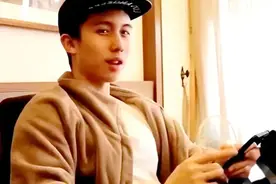 她竟然和15岁儿子裸睡图片