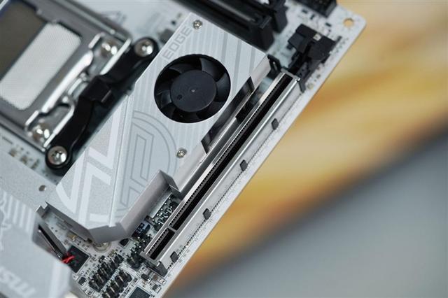 微星MPG B850I EDGE TI WIFI刀锋 钛主板评测：小巧强悍 200W功率释放