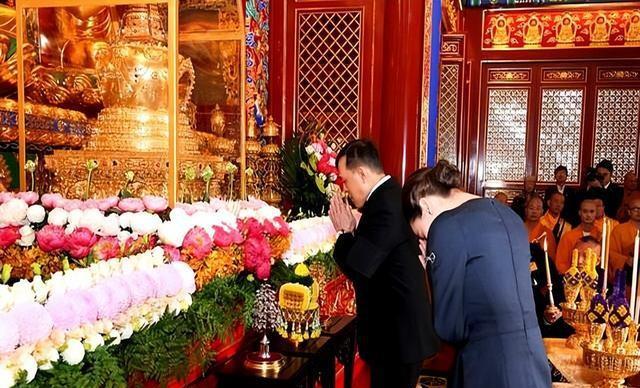 泰国王后这一跪，这才是顶级外交，她拜的不是佛，是两国的情谊