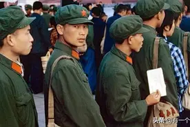 全身上下一身绿，帽子领章三点红，65式军装为何争论很大？图片