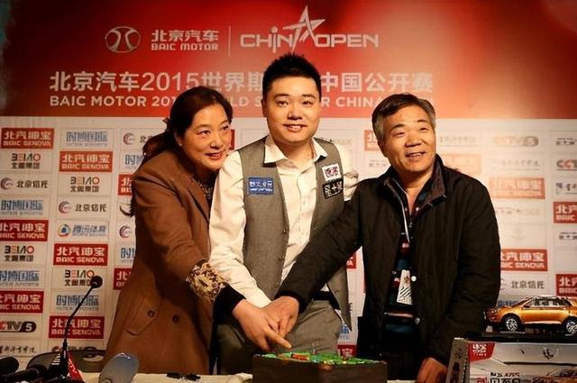 “台球天才”丁俊晖：母亲55岁因癌离世，他娶大6岁富家女为妻